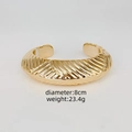 Grof goudkleurige onregelmatige getextureerde armband, 8 cm diameter, 23,4 g - Spiraal Croissant Stijl (D) / Goud