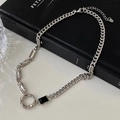 Collana lunga di perle barocche multistrato con catena d'argento asimmetrica e gemme nere - 38-Collana ad Anello Geometrico