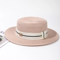 Cappello boater in paglia rosa con nastro bianco ed emblema M in strass su bianco - Rosa