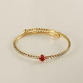 Detalle de pulsera de acero dorado 18k con gema roja y circonitas transparentes - Zircón Rojo