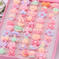 Roze displaydoos met macaronkleurige plastic ringen in diverse schattige vormen voor meisjes - Meisjes Mat Stijl Kleine Ringen