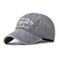 Détail d'une casquette en coton délavé avec broderie 3D blanche des lettres YOUTH - Réglable / Gris