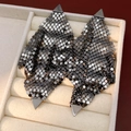 Dettaglio degli orecchini in maglia metallica liquida con tappi a triangolo in argento - Perno per orecchino in argento - Canna di fucile