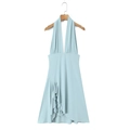 Vista detallada de vestido halter azul claro con cuello en V profundo y volantes - S / Azul claro