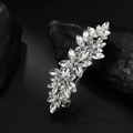Funkelnde Haarspange mit Marquise-Kristallen und elegantem Blumenmuster auf dunklem Stein - Zirkonia Stil / Silber