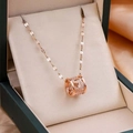 Collar con colgante de cilindro oro rosa, circonitas blancas y letras caladas - Rosa oro