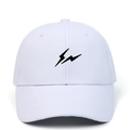 Dettaglio del ricamo a fulmine nero sulla corona del cappellino bianco in cotone - Regolabile / Bianco