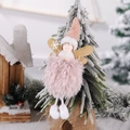 Angelo di Natale in peluche rosa con ali dorate glitterate appeso su un albero innevato - Angelo Rosa Con Fiocco di Neve
