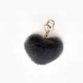 Dettaglio di un portachiavi a cuore in finta pelliccia grigio scuro con chiusura dorata - Nero