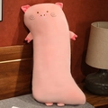 Coussin long cochon rose en peluche douce avec détails brodés dans une chambre - Cochon Rose / 80cm