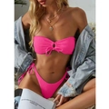 Detail van roze geribbelde bikiniset met bandeau top en hoog uitgesneden strikbroekje - S / Rozerood
