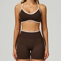 Ensemble de yoga marron chocolat sans couture avec bordure blanche et soutien-gorge V - S / Soutien-Gorge+Short - Café/Blanc Contrasté