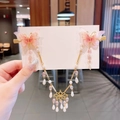 Dettaglio di fermagli per capelli a farfalla rosa con lunghe nappe di perle Hanfu - 448-11 Clip per fronte a farfalla rosa