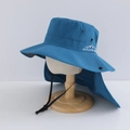 Dettaglio del ricamo Explore e protezione per il collo su cappello blu bimbo - 55cm (5-12 Anni) / Blu