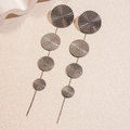 Detail van trapsgewijze gunmetal grijze oorhangers met spiraaltextuur en metalen pinnen - Zilveren oorknopje-Zwart