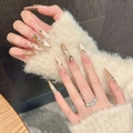 Lange Mandel-Kunstnägel mit champagnerfarbenem Verlauf, Strass und Perlen - Extra Klein (XS) / Stiletto-Form (2673)