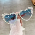 Hellblaue herzförmige Sonnenbrille mit Strasssteinen und tiefblauen Gläsern in der Hand - Glitzer Blau mit Strass