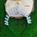 Détail d'une couronne en quartz naturel avec fil d'argent et symbole de la triple lune - Style Triple Lune