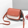 Elegante borsa a tracolla arancione e crema con ciondolo a orso su base bianca - Giallo Terra