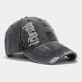 Gedetailleerde close-up van een distressed denim pet met vintage gescheurde textuur - Verstelbaar / Zwart