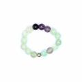 Dettaglio dell'anello elastico con perline in fluorite naturale da 4mm e cristalli colorati - Fluorite Colorata