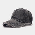 Vista detallada de los bordes desgastados y la visera deshilachada de esta gorra vintage - Ajustable / Negro