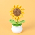 Handgehäkelte Sonnenblume im weißen Topf, süße Garnblume auf orangefarbenem Hintergrund - Spitz-Sonnenblumen-Topfpflanze (5 Lagen) - 12 Blütenblätter