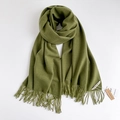 Sciarpa verde minimalista in finto cashmere con frange su una superficie bianca - Verde Militare