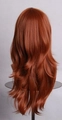 Perruque longue bouclée brun rouge en fibres synthétiques avec des ondulations douces - Marron