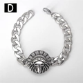 Dettaglio di un bracciale a catena cubana vintage con medaglione a teschio tribale - Stile D-Testa Indiana / 18cm