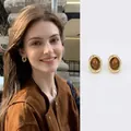 Pendientes de botón ovalados vintage dorados con piedra ojo de tigre y diseño geométrico - Marco Dorado con Piedra de Ámbar Marrón (2#)