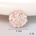 Detalle de flor de esmalte rosa con perla mostrando tamaño de 2,5 cm y peso de 6,2 g - Flor Blanca