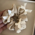 Beigefarbenes Rüschen-Haargummi mit weißen Satinschleifen im süßen koreanischen Stil - 3 Weiße Schleifen / 3# Kaffee Karo Scrunchie mit 3 Weißen Schleifen