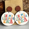 Orecchini tondi in legno colorato In My Librarian Era su cartoncino regalo - In My Librarian Era (Stile Tondo)