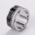 Detalle macro del anillo de números romanos con esmalte negro y piedras de circón blanco - US 6 / Color Acero