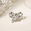 Eleganter Schleifenring aus vergoldetem Edelstahl mit poliertem Silber-Finish auf warmem Grund - Einstellbar Offen / Silber