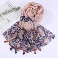 Dettaglio di sciarpa in seta blu scuro con motivo paisley e delicate nappe sul bordo - Stile 3