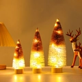 Nahaufnahme von drei leuchtenden Weihnachtsbäumen mit Holzfuß und warmem LED-Licht - 20cm / Orange & Weiß Zweifarbig