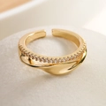 Minimalistischer geometrischer Ring mit 18K Vergoldung und Zirkonia Einlagen - Einstellbar Offen / 14540 Überkreuzter Wickelstil