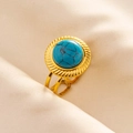 Nahaufnahme des goldenen Edelstahlrings mit blauem Türkis und strukturierter Ringschiene - Gold Dunkelblau (J566-G-DB)