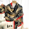 Écharpe en soie à motif feuilles de ginkgo noires avec détails dorés et bord rouge - Fleurs Noir et Or (Style 6)