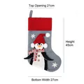 Grijze kerstsok met 3D-pinguïn detail en afmetingen 45x27cm voor decoratie - Rode Hoed Geruite Sjaal