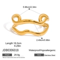 Detailansicht des goldenen Edelstahl-Armreifs mit Wellenmuster und 16cm Größenangabe - JDB0306018-Wellentextur