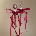 Detalle de pendientes de lazo de terciopelo rojo con borlas largas, perlas y brillo - Rojo