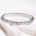 Bracelet jonc argenté en acier inoxydable avec motif losanges croisés et finition brillante - Grand Motif Matelassé Acier (Large Steel)