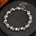 Gothic schedel armband in antiek zilveren afwerking met verstelbare karabijnsluiting - Antiek Zilver 13 Secties (3926)