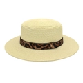 Primo piano di un cappello di paglia da donna a tesa piatta con fascia leopardata. - M (56-58cm) / crema