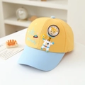 Dettaglio del ricamo giraffa astronauta su un cappellino per bambini giallo e blu - 52cm (Consigliato 2-5 Anni) / Giallo