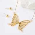 Übertriebenes Set aus goldener Schmetterlingskette und runden Ohrsteckern mit Diamanten - Schmetterling Anhänger Halskette + Kugel Ohrstecker Set / Gold