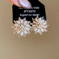 Gedetailleerde opname van 18k vergulde bloem oorknopjes met parels en zirkoon - Verguld (925 Zilveren Naald)